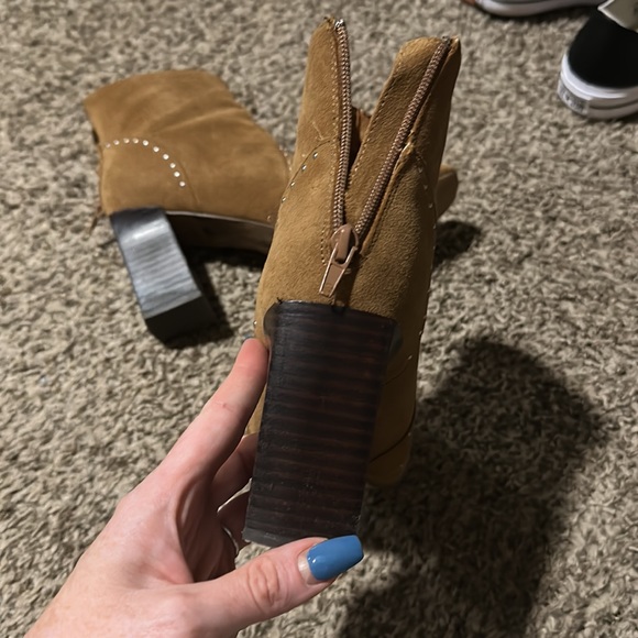 Women’s camel colored, healed boot - Picture 3 of 4